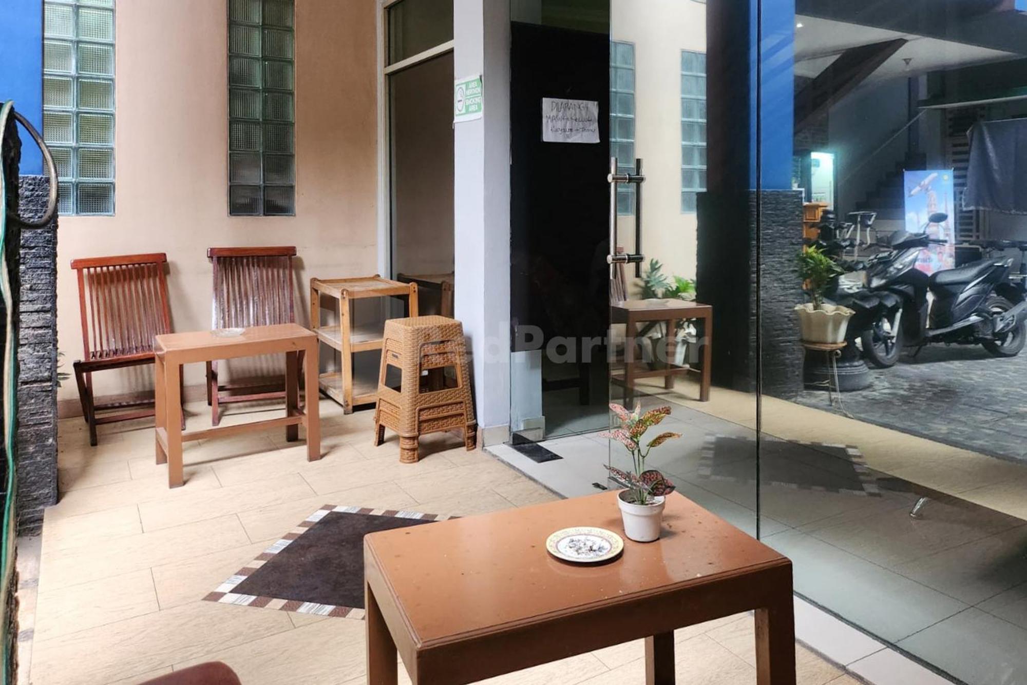 Puspita Homestay Mitra Reddoorz Bekasi Extérieur photo
