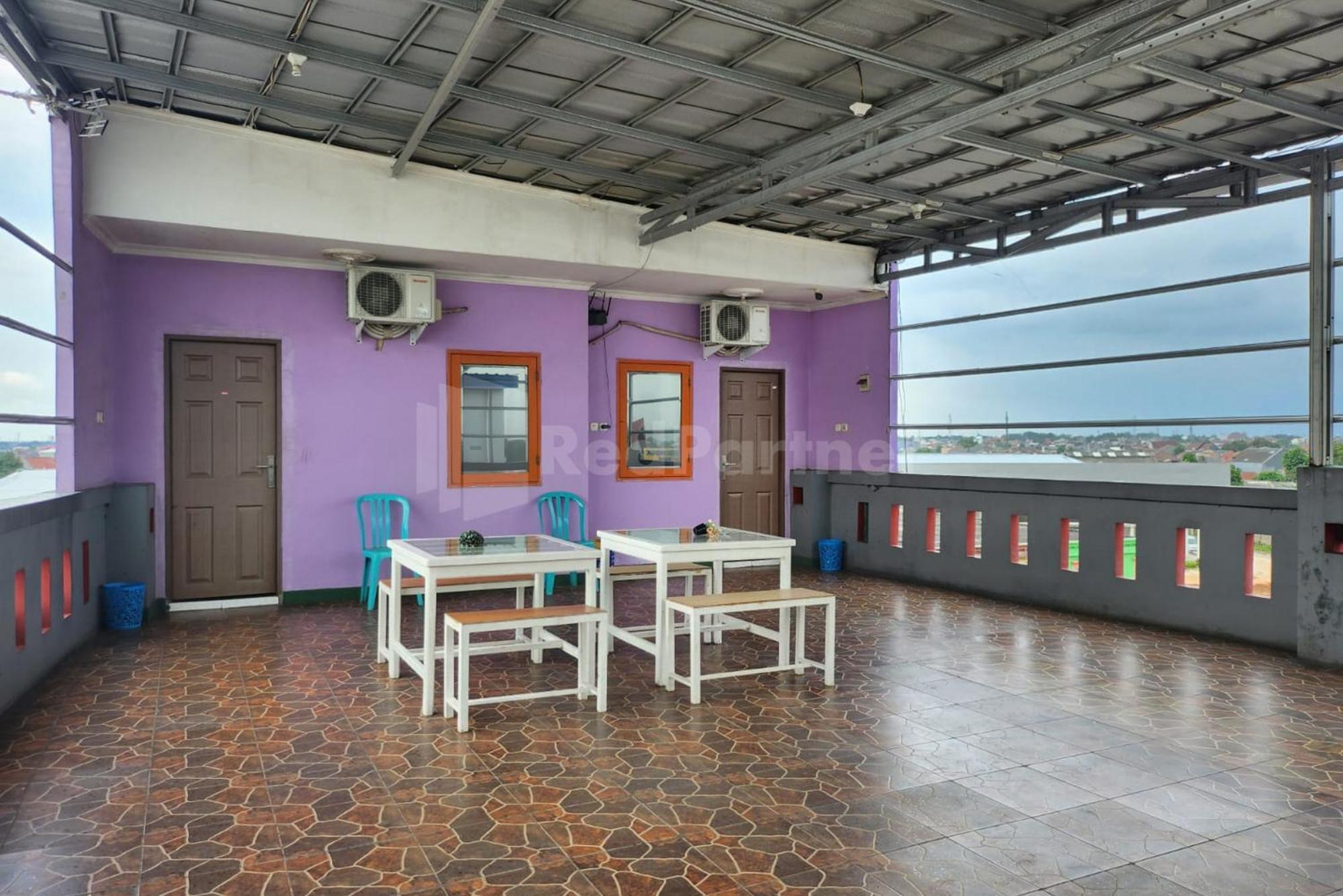 Puspita Homestay Mitra Reddoorz Bekasi Extérieur photo