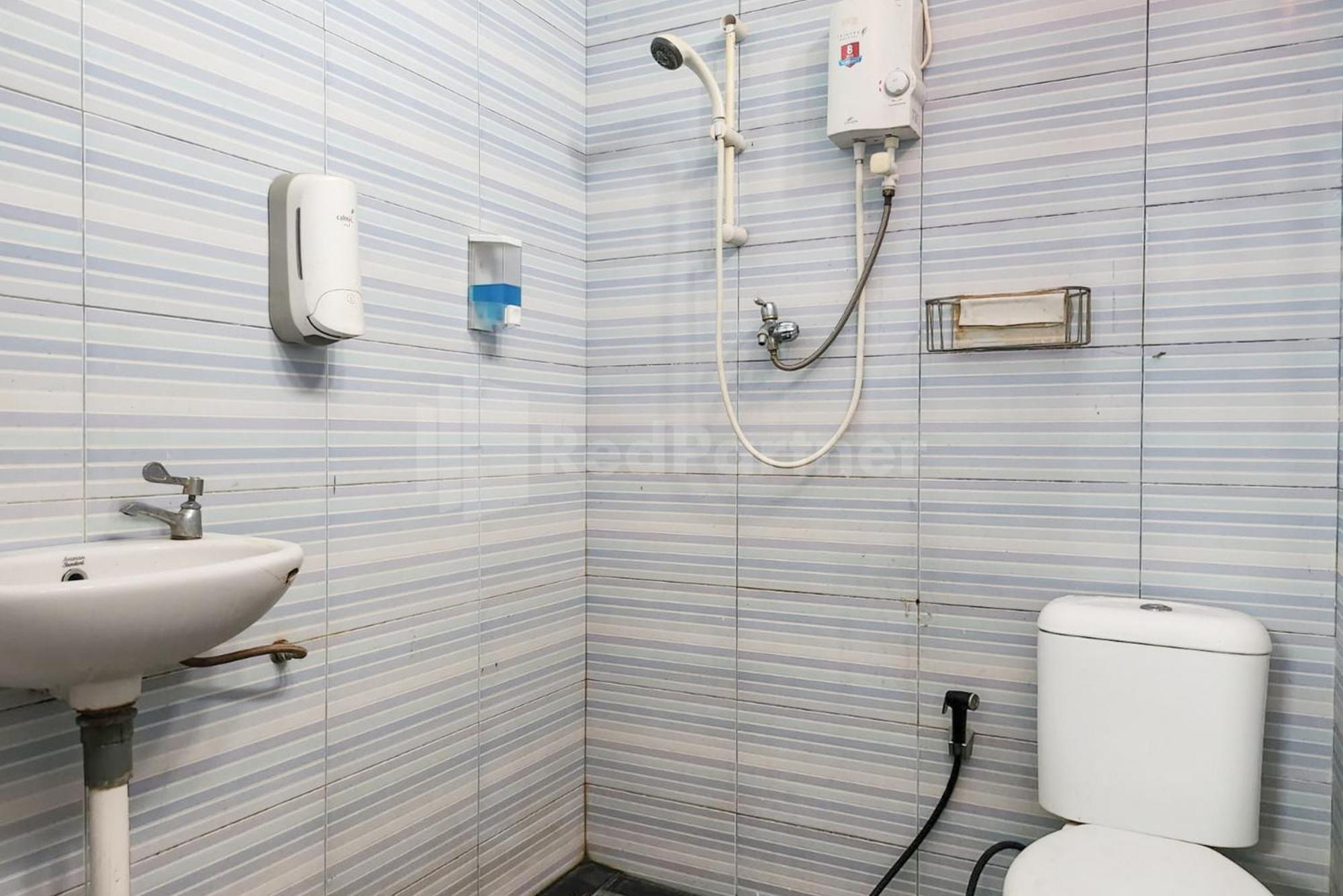 Puspita Homestay Mitra Reddoorz Bekasi Extérieur photo